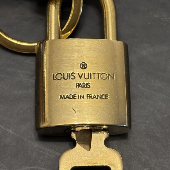 Authentic Louis Vuitton Brass Lock&key #323 W/ New Unbranded Gold Tone Key Chain - Picture 7 of 7